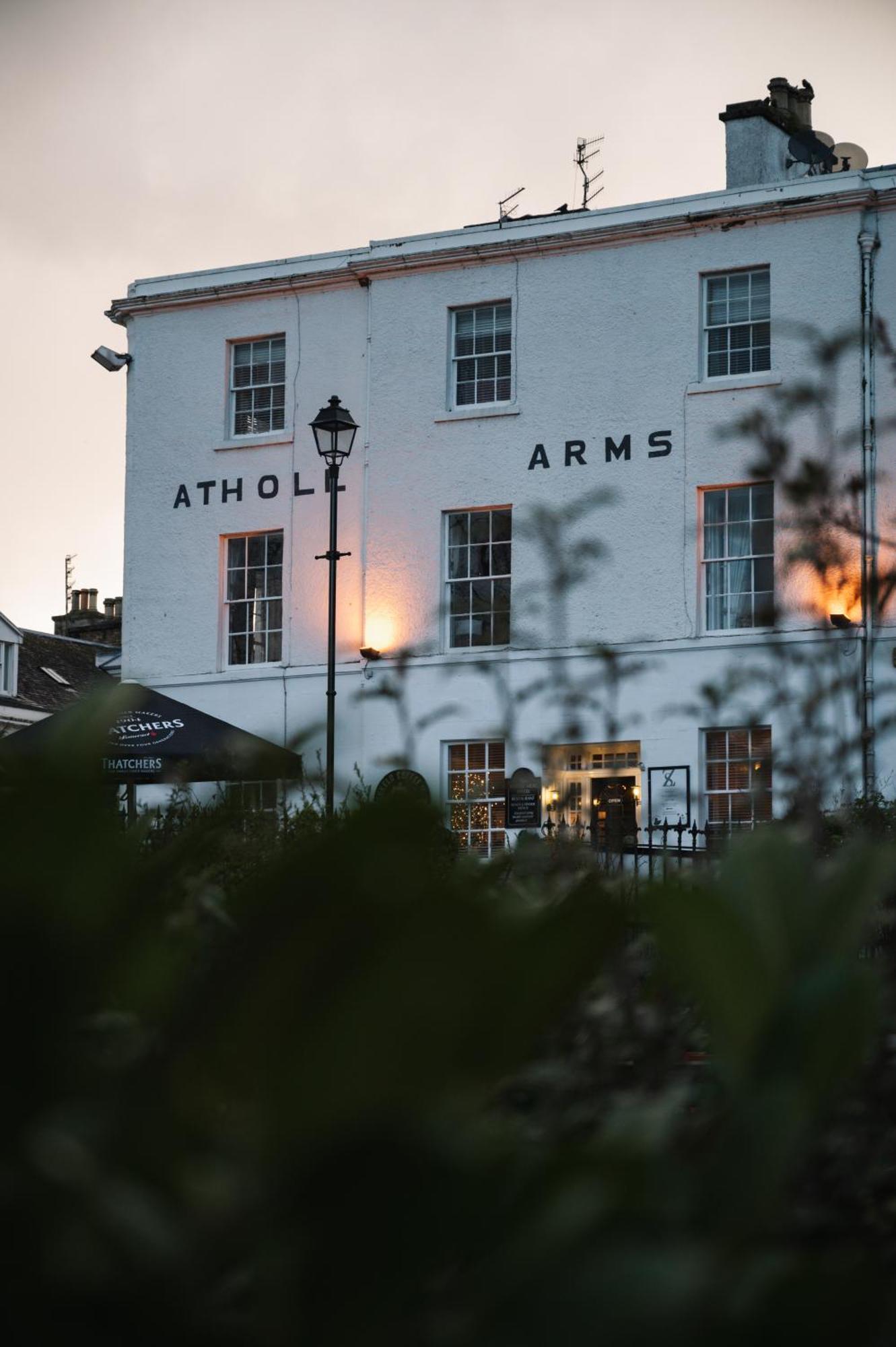 Atholl Arms Hotel Дънкелд Екстериор снимка