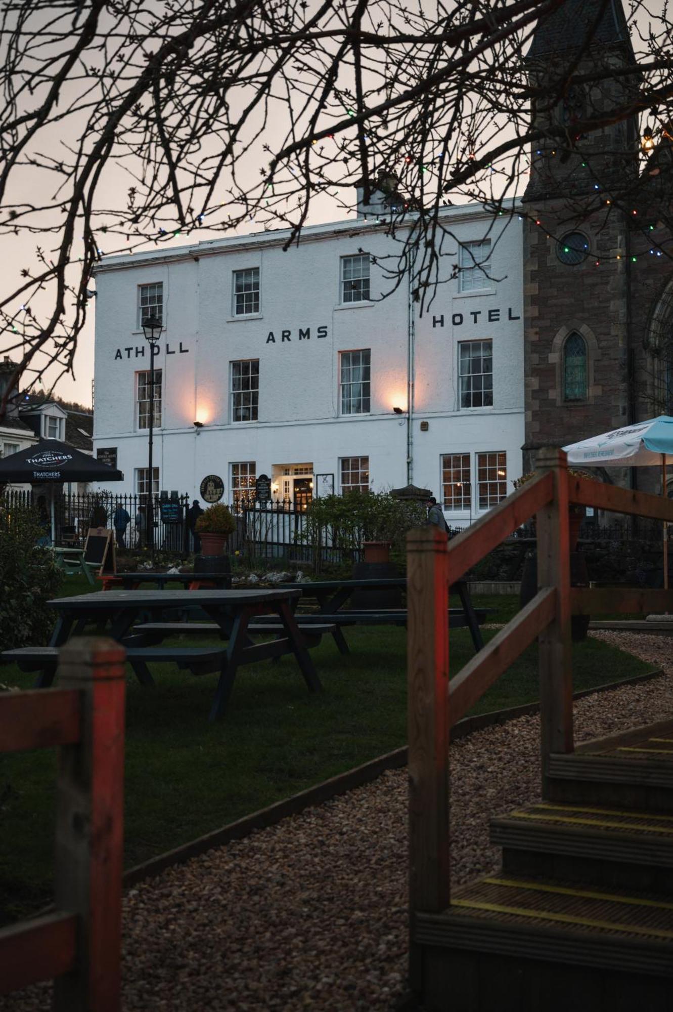 Atholl Arms Hotel Дънкелд Екстериор снимка