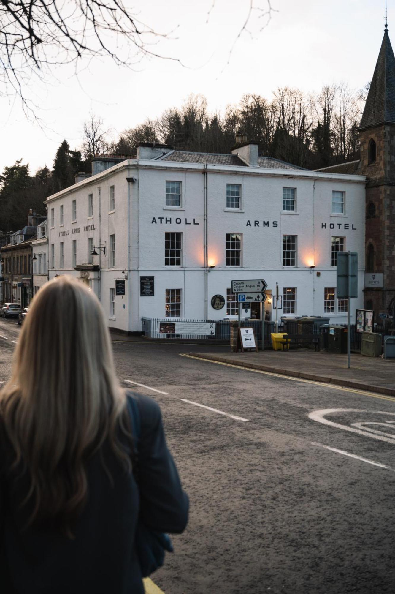 Atholl Arms Hotel Дънкелд Екстериор снимка