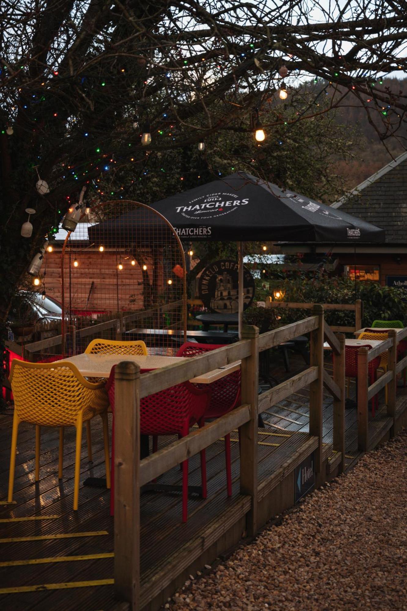 Atholl Arms Hotel Дънкелд Екстериор снимка